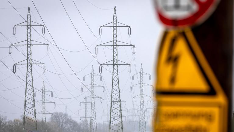 Zu sehen sind Strommasten und ein Blitzzeichen für Gefahr. 