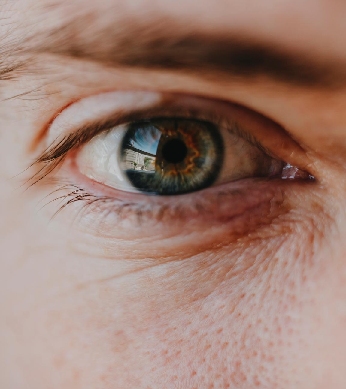 Nahaufnahme von Auge und Gesicht eines Mannes