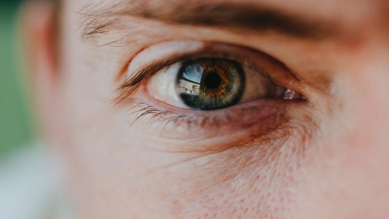 Nahaufnahme von Auge und Gesicht eines Mannes