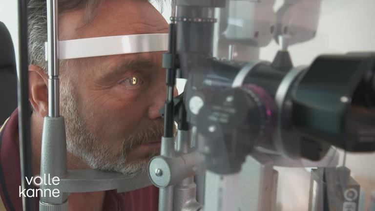 Ein Mann beim Augenarzt bei Augendiagnostik.