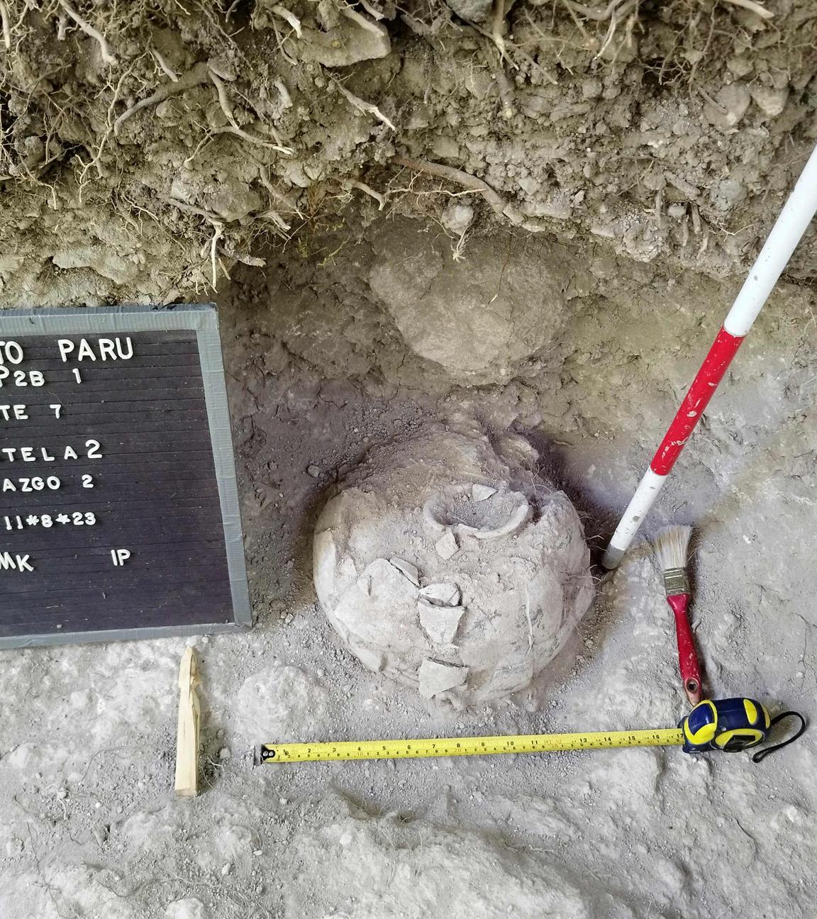 Topf, der an der archäologischen Stätte Uaxactun in der Maya-Biosphäre im Departement Petén in Guatemala entdeckt wurde. 
