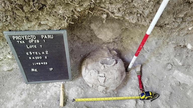 Topf, der an der archäologischen Stätte Uaxactun in der Maya-Biosphäre im Departement Petén in Guatemala entdeckt wurde. 