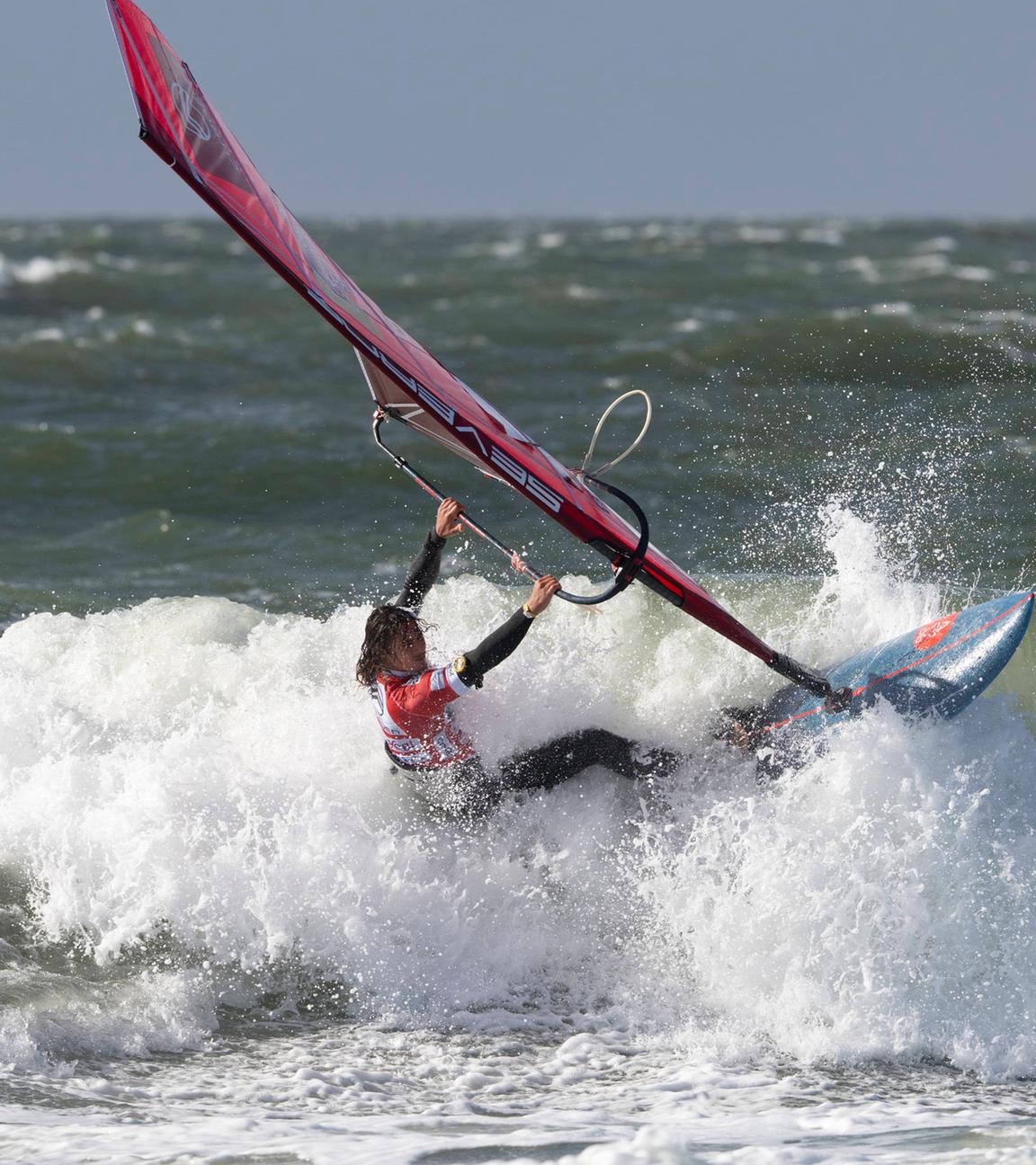 Lennart Neubauer surft eine Welle