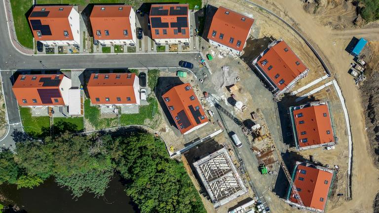 (Luftaufnahme mit einer Drohne: Neubaugebiet mit mehreren Einfamilienhäusern und Doppelhäusern im Leipziger Umland.