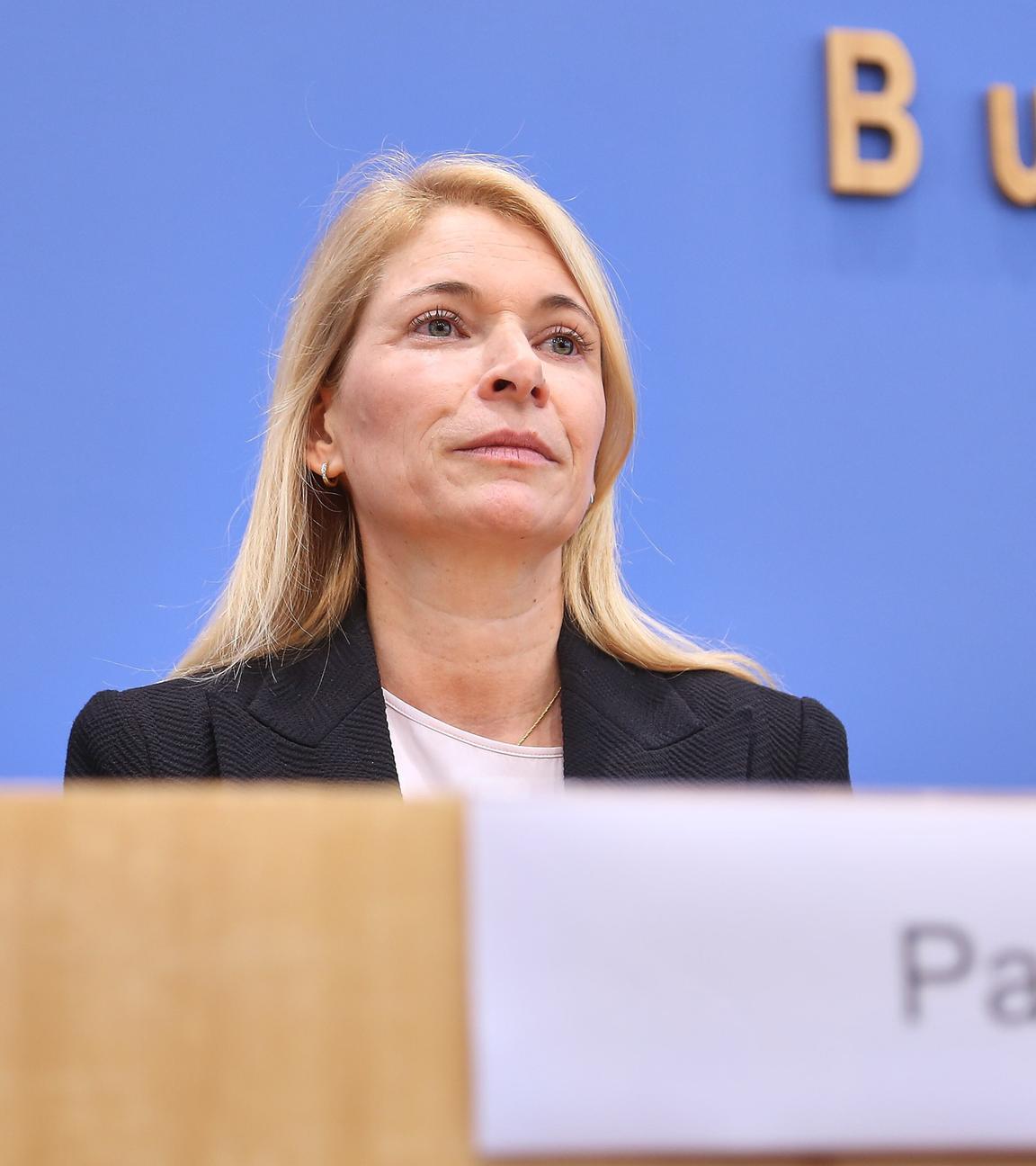 Die neue Bahnchefin Palla bei der Bundespressekonferenz.