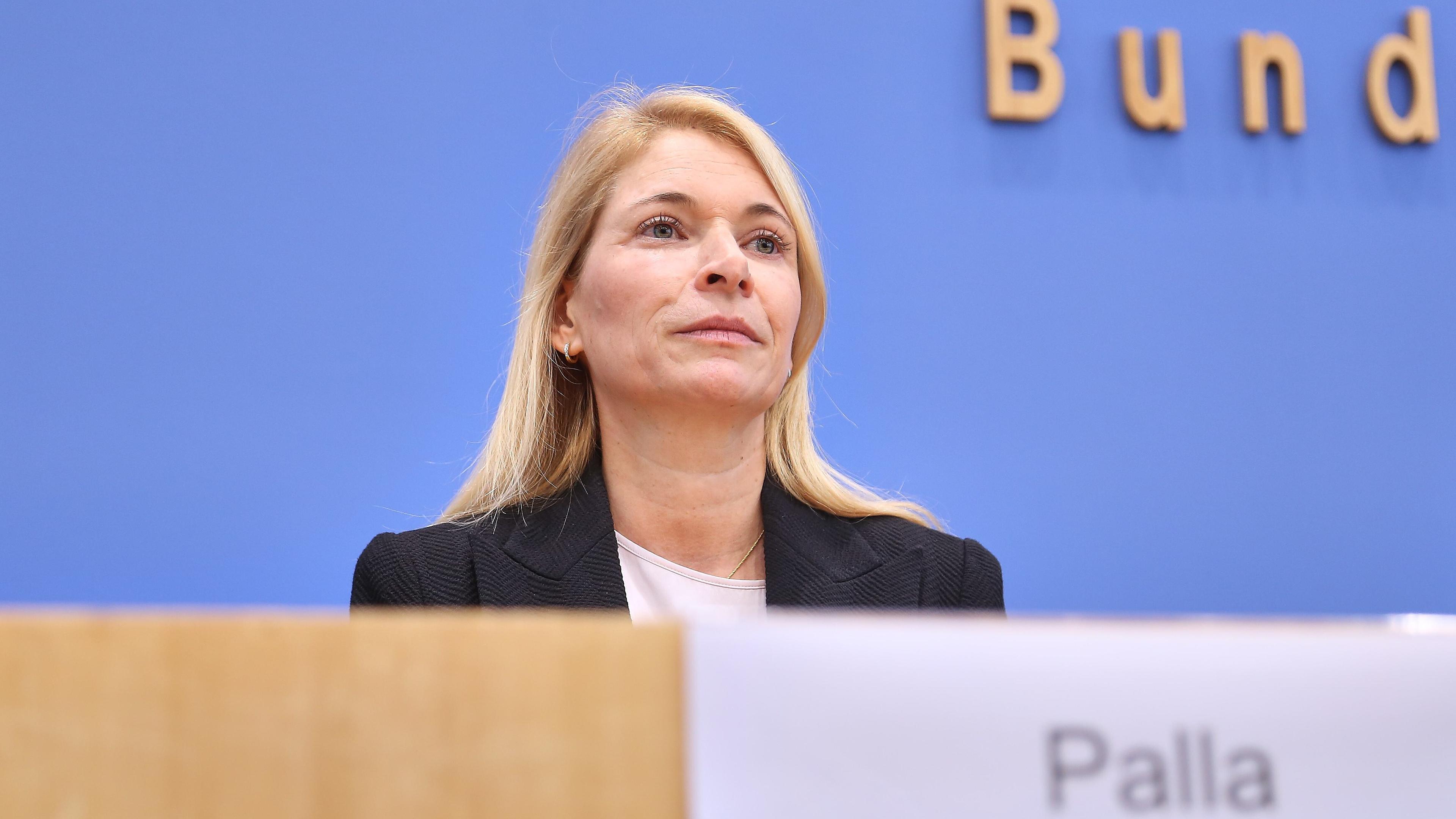 Die neue Bahnchefin Palla bei der Bundespressekonferenz.