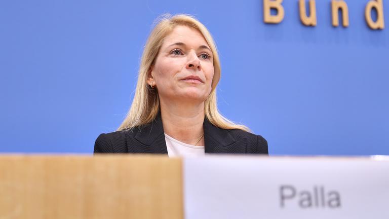 Die neue Bahnchefin Palla bei der Bundespressekonferenz.