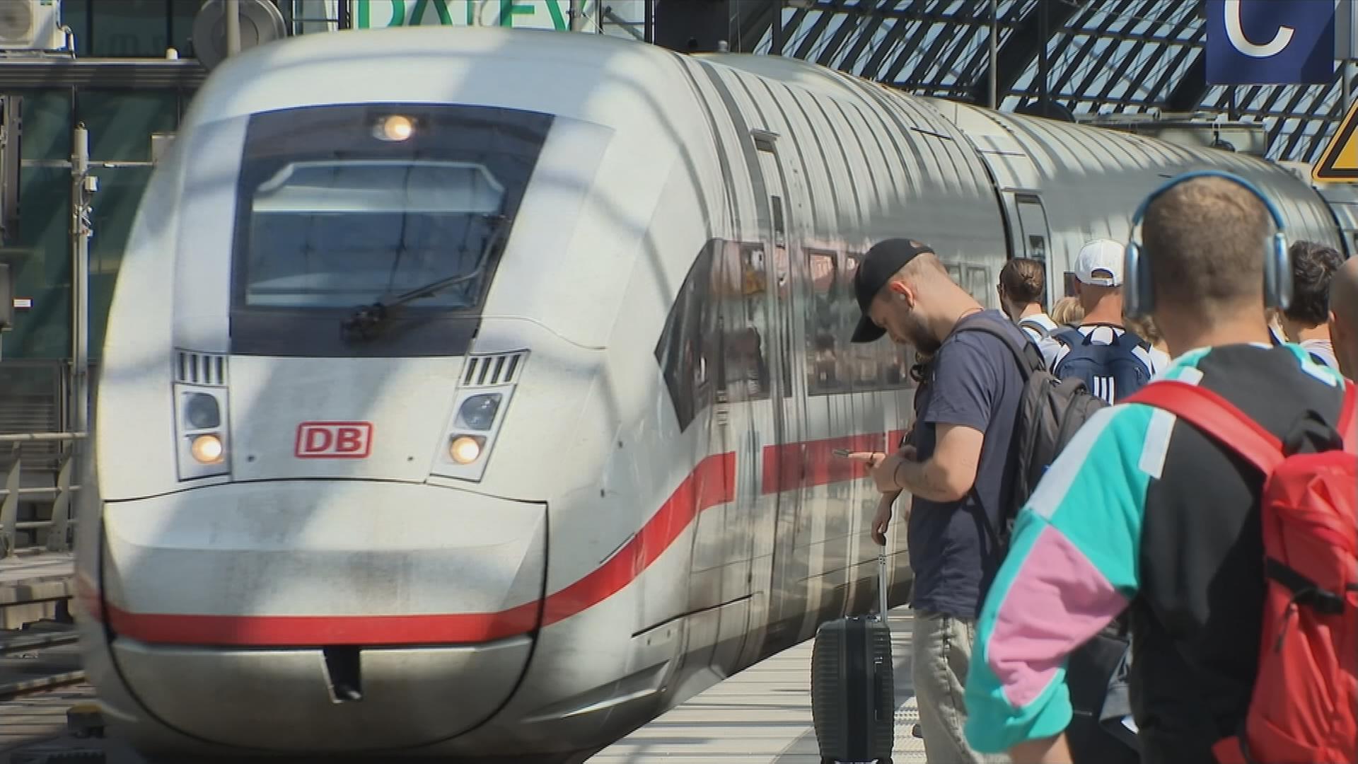 ICE in Bahnhof