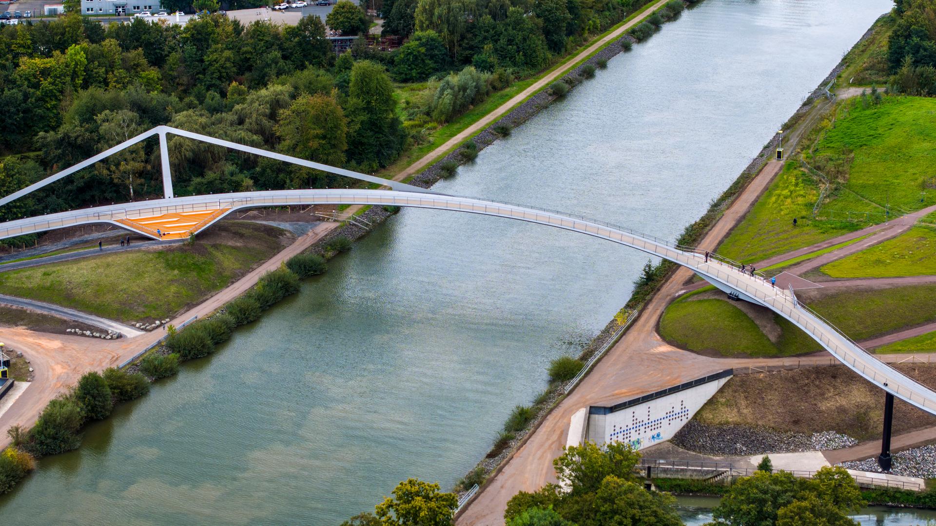 Neugebaute Designer-Brücke in Castrop-Rauxel - Sprung über die Emscher