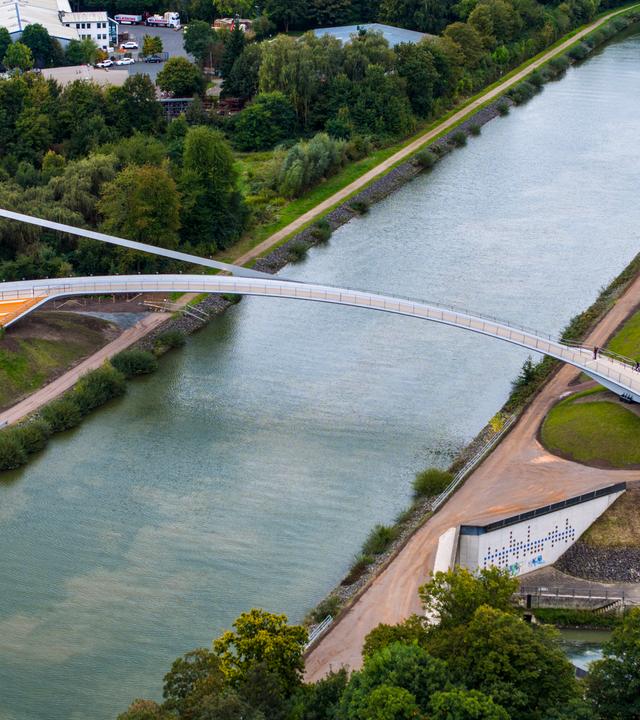 Neugebaute Designer-Brücke in Castrop-Rauxel - Sprung über die Emscher