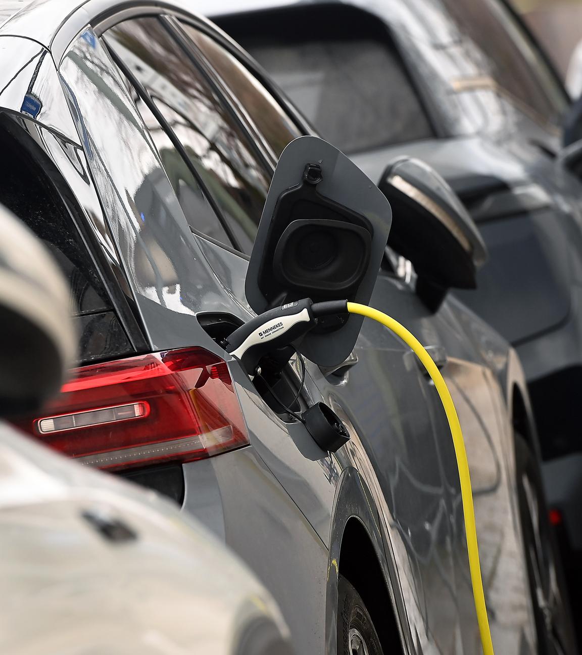 Ein E-Auto wird auf einem Parkplatz für Elektro-Fahrzeuge geladen