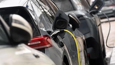 Ein E-Auto wird auf einem Parkplatz für Elektro-Fahrzeuge geladen