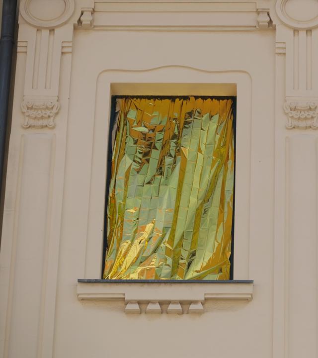 Die Fenster einer Wohnung sind mit Rettungsfolie verhüllt. 