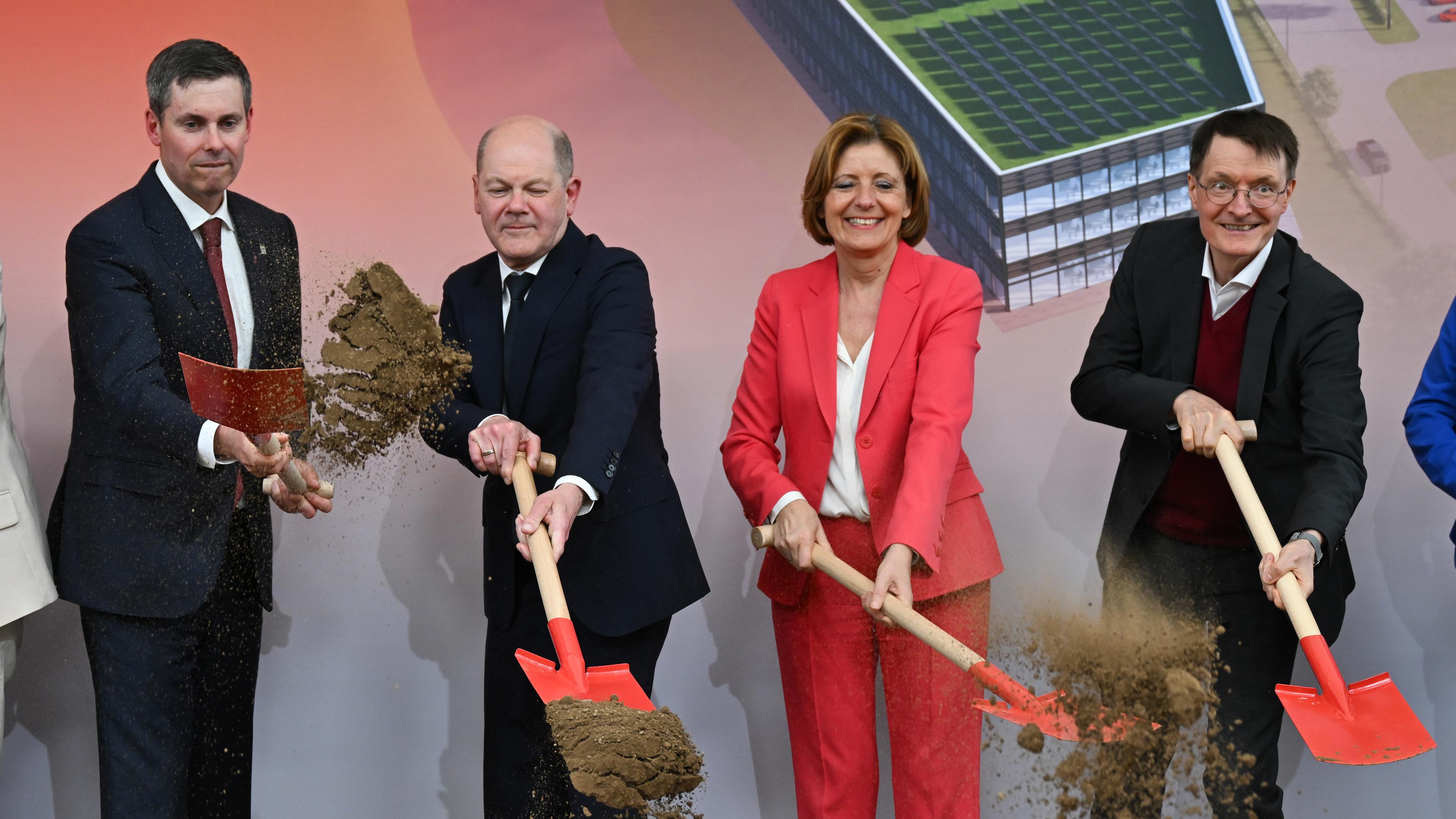 Dave Ricks, Olaf Scholz, Malu Dreyer und Karl Lauterbach nehmen am symbolischen Spatenstich für ein neues Werk des US-Pharmakonzerns Lilly teil am 08.04.2024 in Alzey.