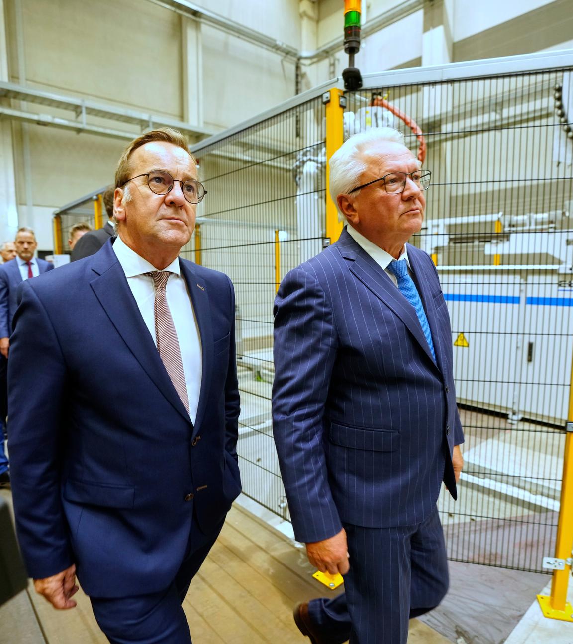 Der deutsche Verteidigungsminister Boris Pistorius und Rheinmetall Chef Armin Papperger nehmen an der Eröffnung einer neuen Munitionsfabrik in Unterlüß teil.