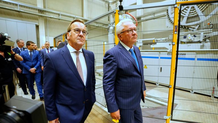 Der deutsche Verteidigungsminister Boris Pistorius und Rheinmetall Chef Armin Papperger nehmen an der Eröffnung einer neuen Munitionsfabrik in Unterlüß teil.