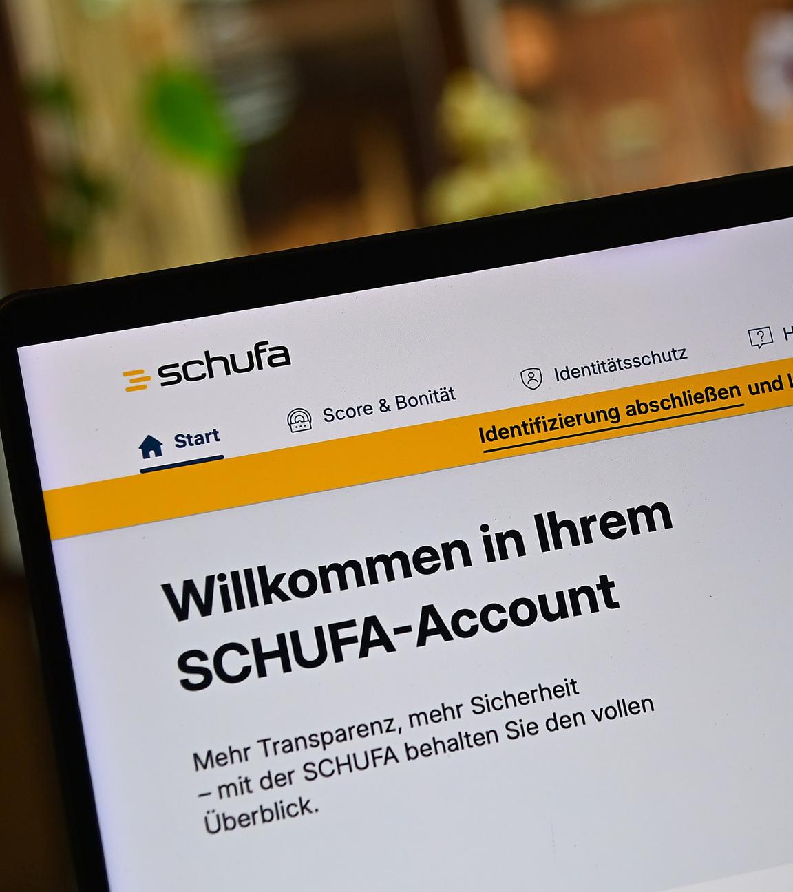 Die Home Seite der SCHUFA-Website. Groß zu sehen ist: Willkommen bei hrem SCHUFA-Account.