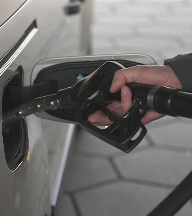 Jemand betankt sein Auto