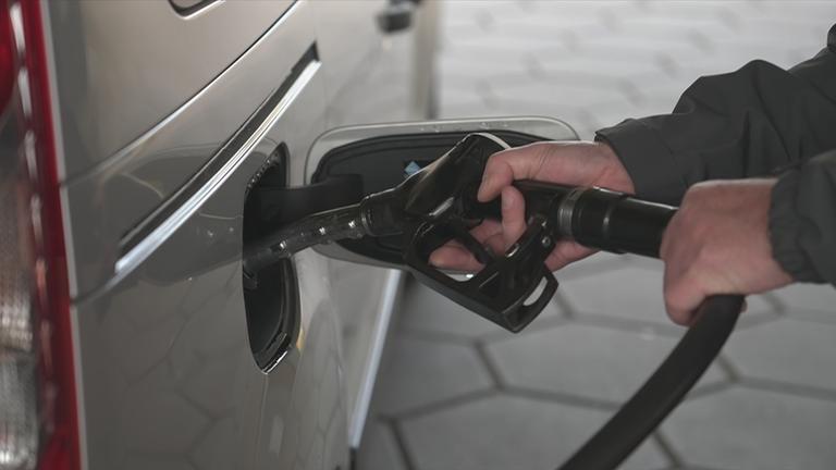 Jemand betankt sein Auto