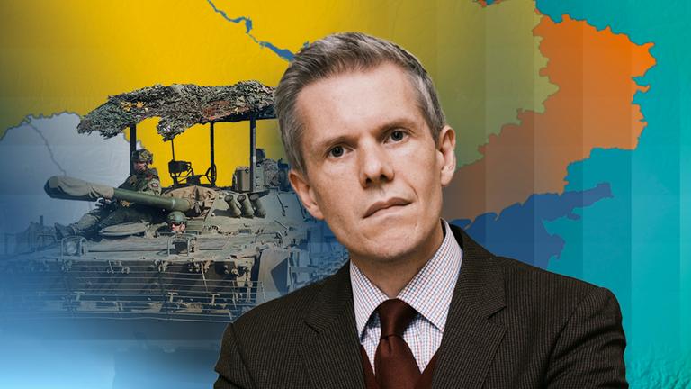 Militärökonom Dr. Marcus Keupp vor Grafik von einer Ukraine Landkarte.