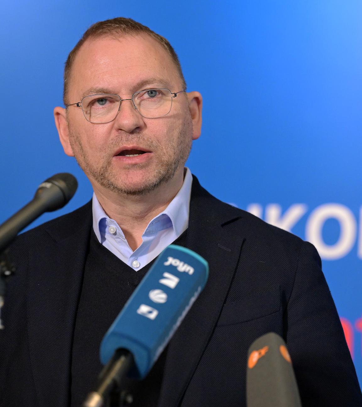 Frank Werneke, Vorsitzender der Vereinten Dienstleistungsgewerkschaft (Verdi), spricht.