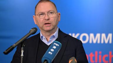 Frank Werneke, Vorsitzender der Vereinten Dienstleistungsgewerkschaft (Verdi), spricht.