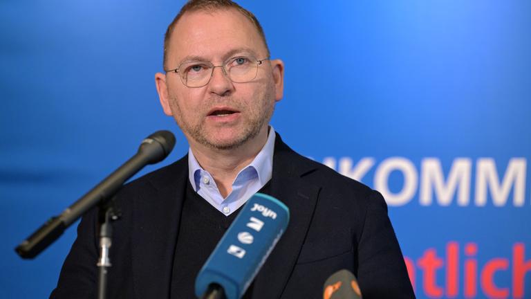 Frank Werneke, Vorsitzender der Vereinten Dienstleistungsgewerkschaft (Verdi), spricht.