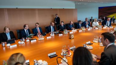 Berlin: Vor der Sitzung des Bundeskabinetts im Kanzleramt: Thorsten Frei spricht mit Friedrich Merz.