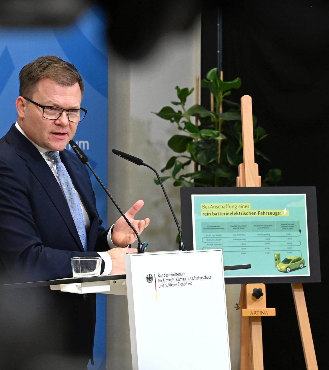 Carsten Schneider (SPD), Bundesminister für Umwelt, stellt Details zu der neuen Elektroauto-Kaufprämie vor.