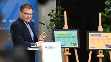 Carsten Schneider (SPD), Bundesminister für Umwelt, stellt Details zu der neuen Elektroauto-Kaufprämie vor.