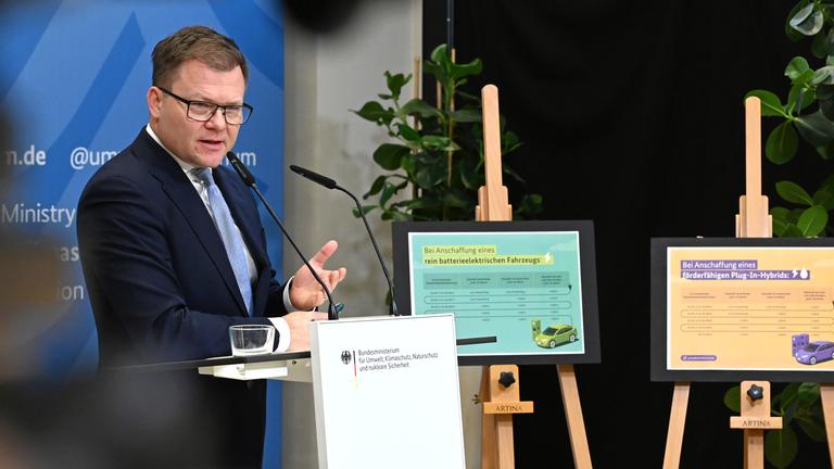 Carsten Schneider (SPD), Bundesminister für Umwelt, stellt Details zu der neuen Elektroauto-Kaufprämie vor.