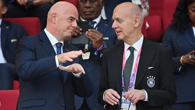 Gianni Infantino im Gespräch mit Bernd Neuendorf (r.).