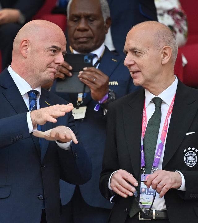 Gianni Infantino im Gespräch mit Bernd Neuendorf (r.).