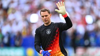 05.07.2024, EM 2024, Spanien - Deutschland: Torhüter Manuel Neuer winkt vor der Partie
