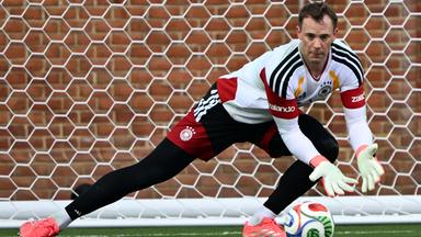 Kurz vor dem WM-Start steigt Manuel Neuer wieder ins Training ein.
