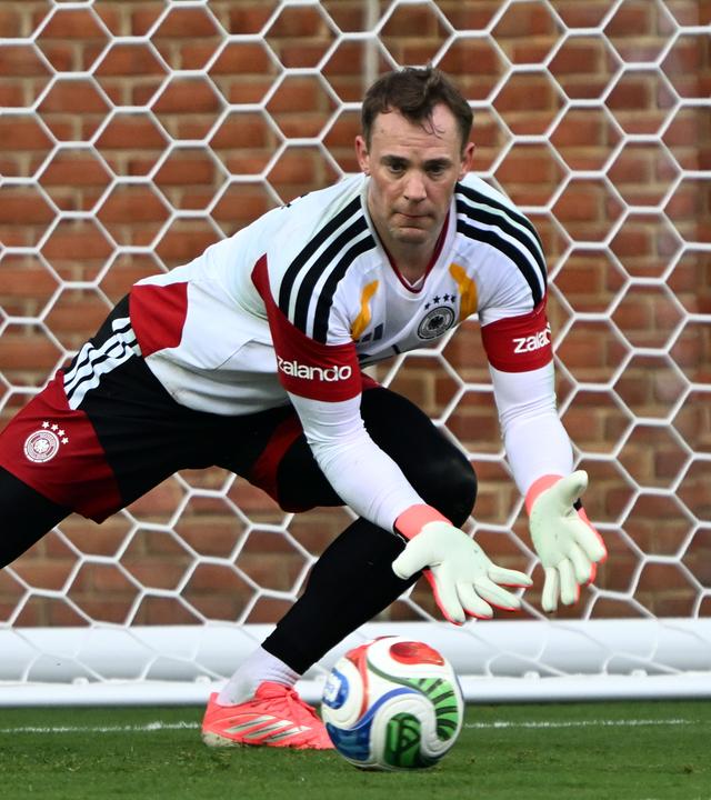 Kurz vor dem WM-Start steigt Manuel Neuer wieder ins Training ein.