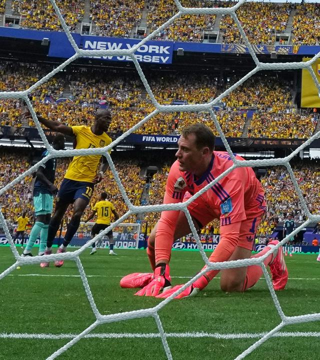 Manuel Neuer blickt nach hinten auf einen Ball, der im Tor gelandet ist.