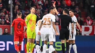 Fußball: Platzverweis für Manuel Neuer im DFB-Pokalspiel FC Bayern gegen Bayer Leverkusen.