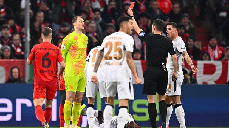 Fußball: Platzverweis für Manuel Neuer im DFB-Pokalspiel FC Bayern gegen Bayer Leverkusen.