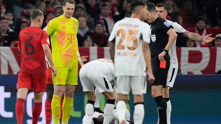 Fußball: Schiedsrichter Harm Osmers zeigt Manuel Neuer im DFB-Pokalspiel des FC Bayern gegen Bayer Leverkusen die Rote Karte