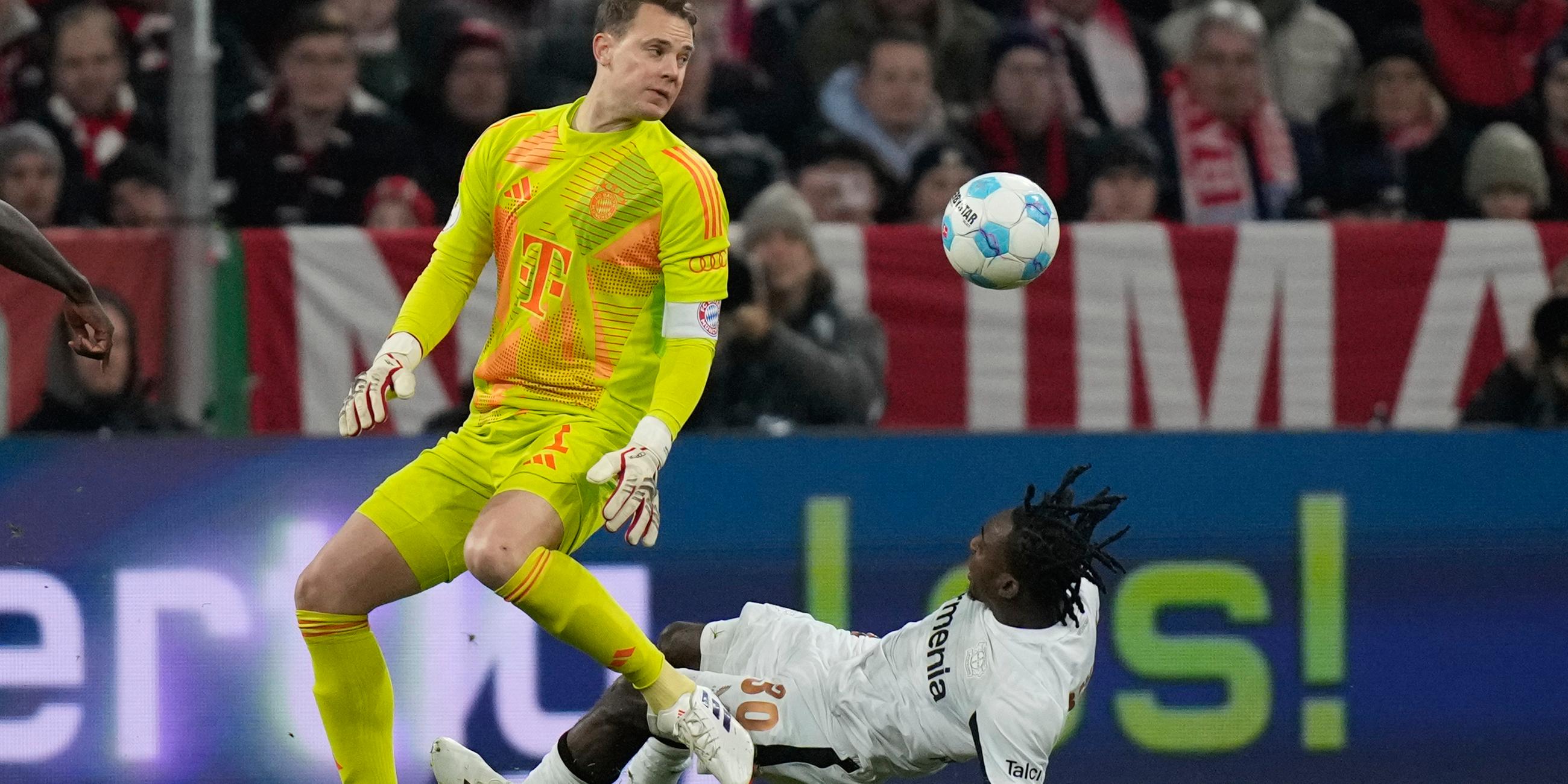 Bayer Leverkusens Jeremie Frimpong geht zu Boden, nachdem er von Bayern-Keeper Manuel Neuer gecheckt wurde.