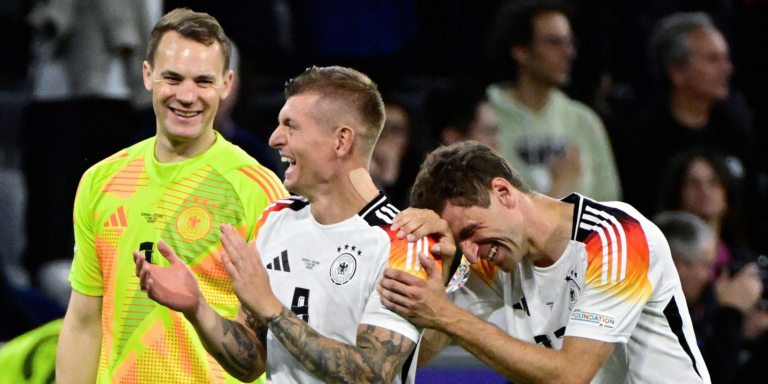 Deutschlands Mittelfeldspieler Toni Kroos, Stürmer Thomas Müller und Torhüter Manuel Neuer auf dem Spielfeld