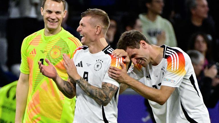 Deutschlands Mittelfeldspieler Toni Kroos, Stürmer Thomas Müller und Torhüter Manuel Neuer auf dem Spielfeld