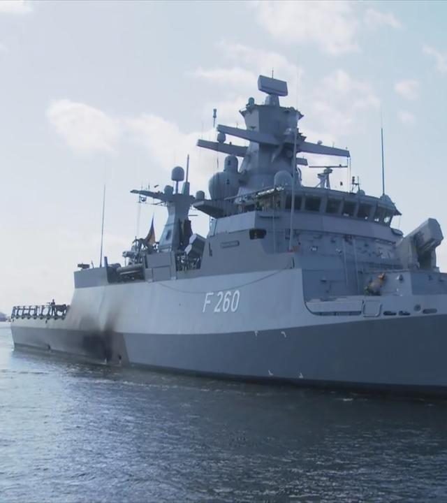 Marineschiff auf dem Wasser