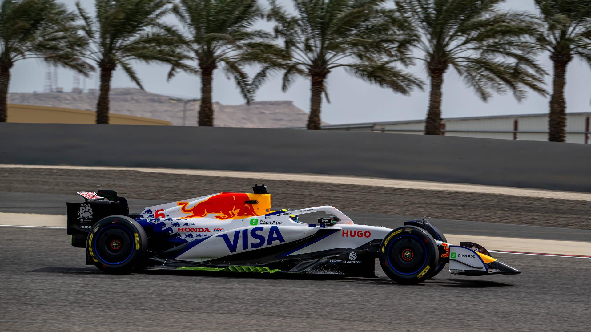 Isack Hadjar fährt bei Rests in Bahrain den neuen Racing Bulls VCARB 02