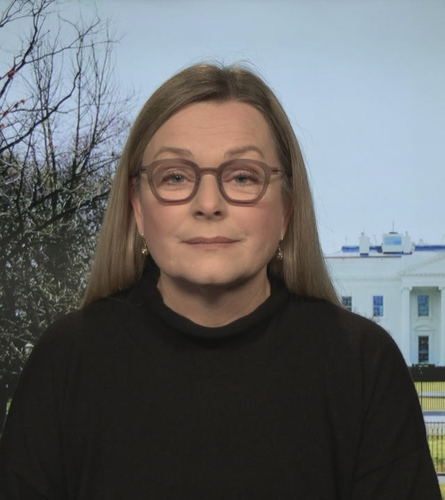 Claudia Bates vor dem Weißen Haus bei Tag.