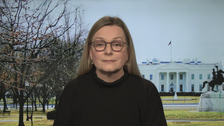 Claudia Bates vor dem Weißen Haus bei Tag.