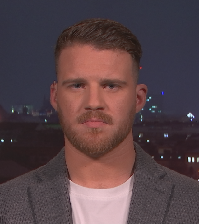 Julian Werner vor München bei Nacht.