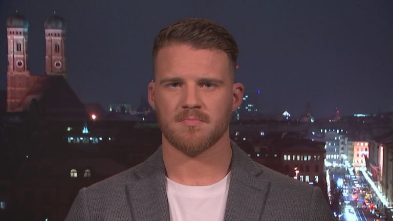 Julian Werner vor München bei Nacht.