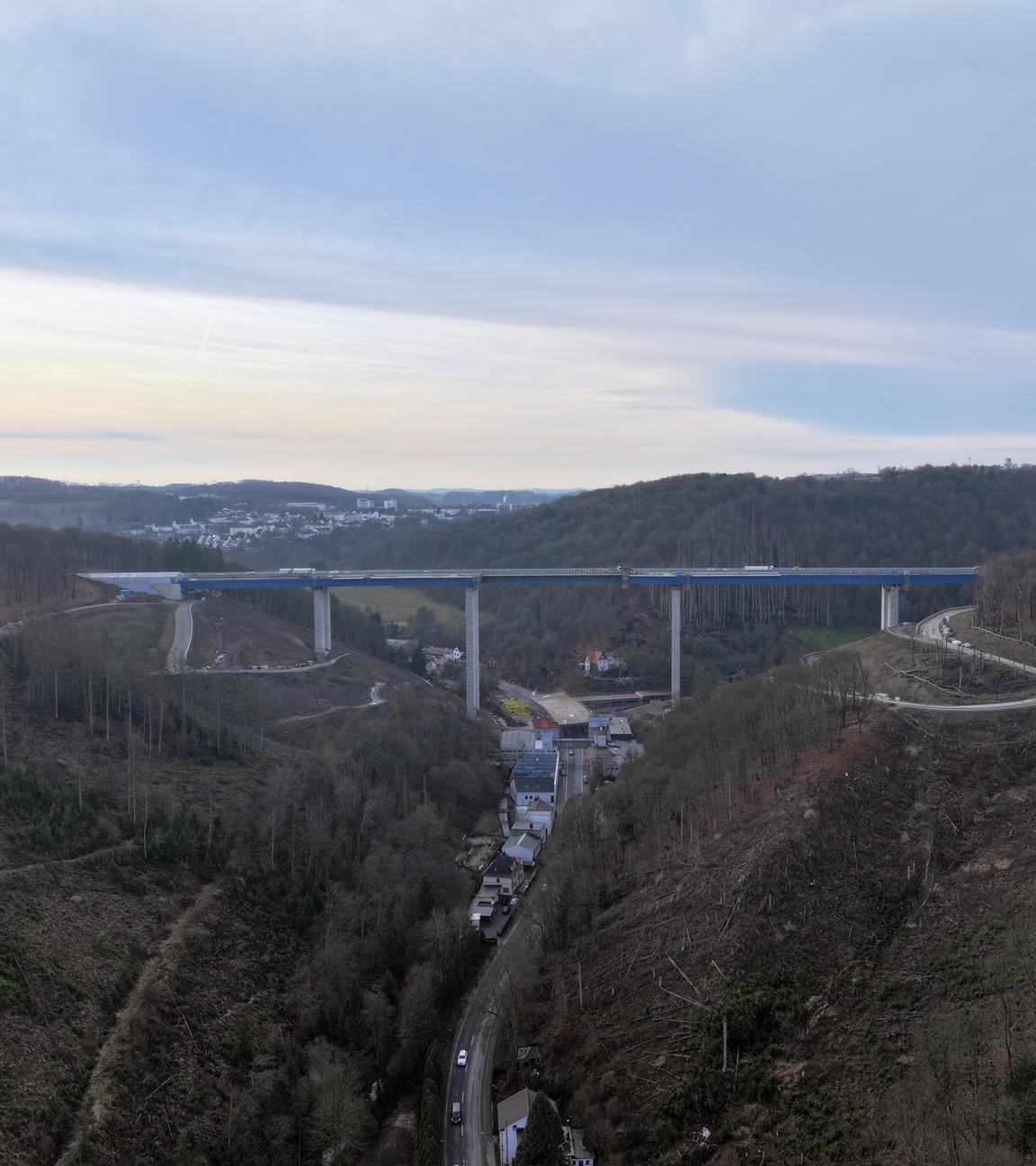 Nordrhein-Westfalen, Lüdenscheid: Die Rahmedetalbrücke mit Lüdenscheid im Hintergrund